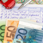 Fahrtkostenabrechnung mit Protokoll, Stift, und Euroscheinen